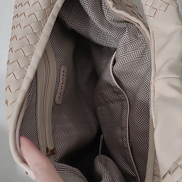 Urban Expressions Elegant Cream Woven Women's Shoulder Bag - Picture 7 of 12